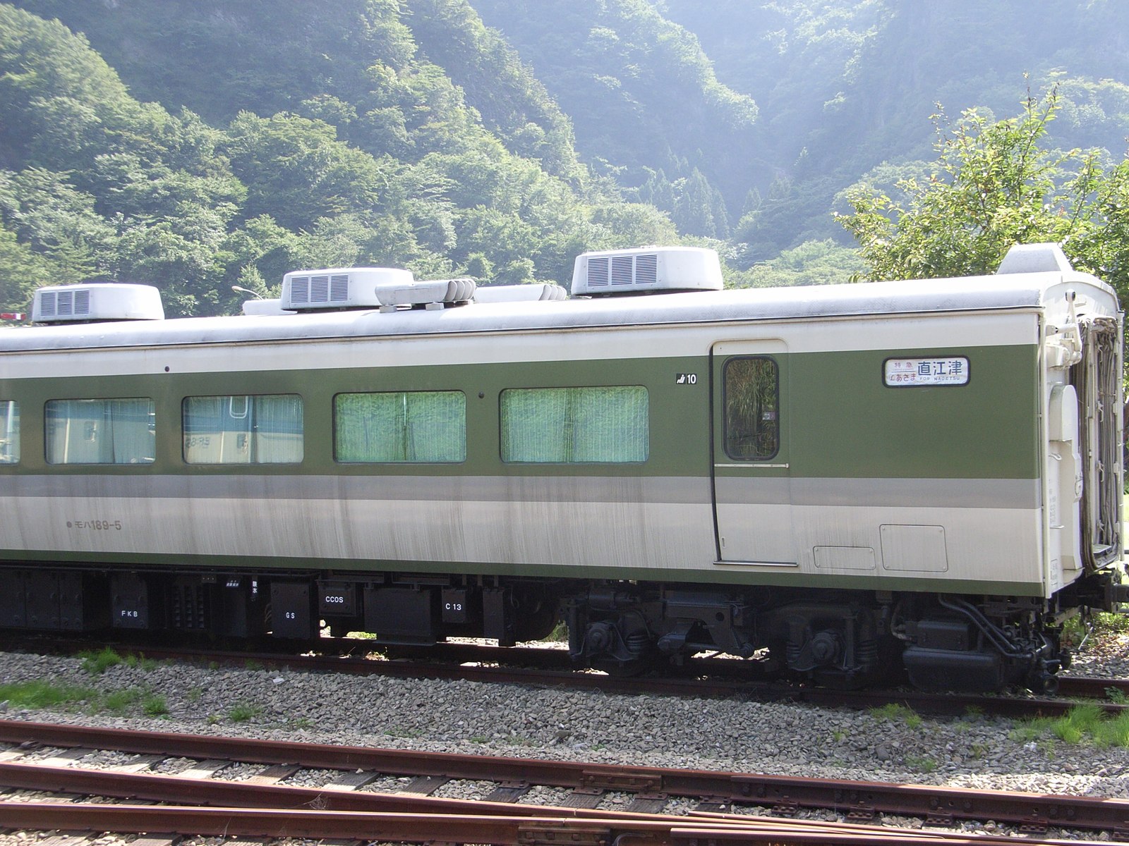 緑とクリーム色の189系電車の側面。「特急あさま 直江津」の方向幕と「モハ189-5」の車番