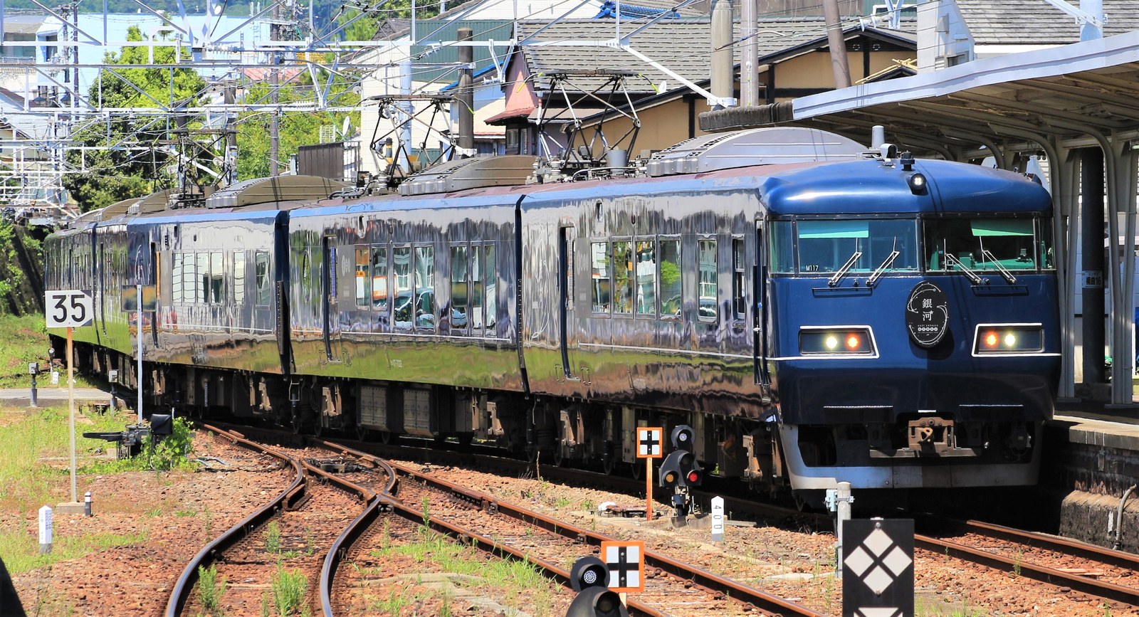 瑠璃紺色の「WEST EXPRESS 銀河」が新宮駅のホームに停車している。先頭車に「銀」のヘッドマークが付く