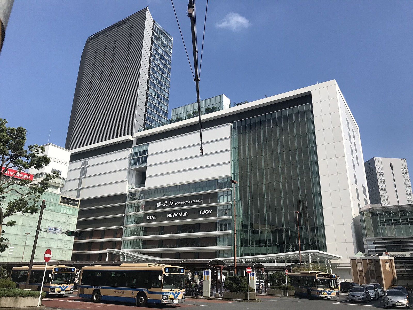 横浜駅西口の駅ビル。「横浜駅 YOKOHAMA STATION」の看板とバスターミナル