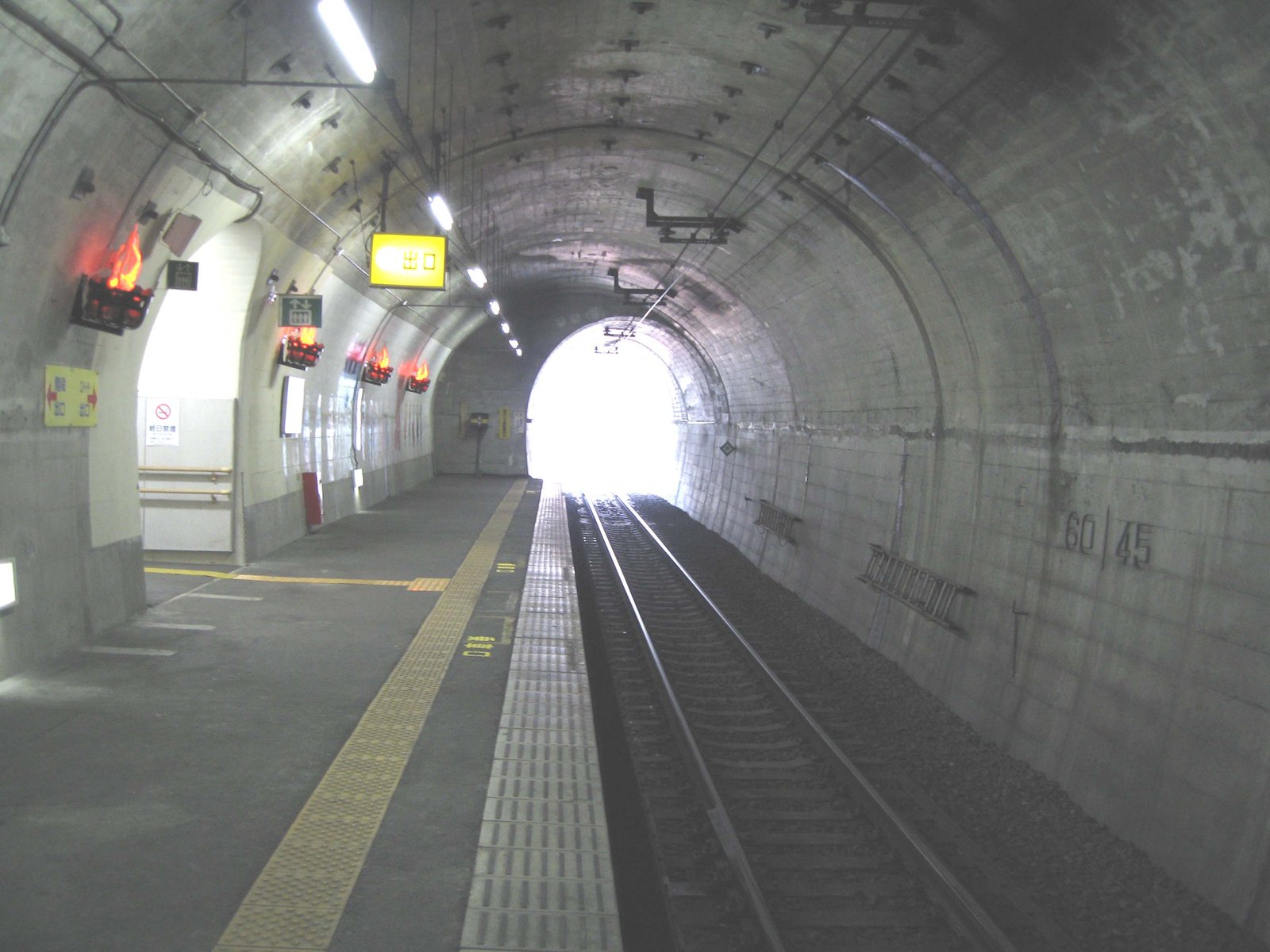野岩鉄道 湯西川温泉駅のホーム。線路の両側を壁が囲む